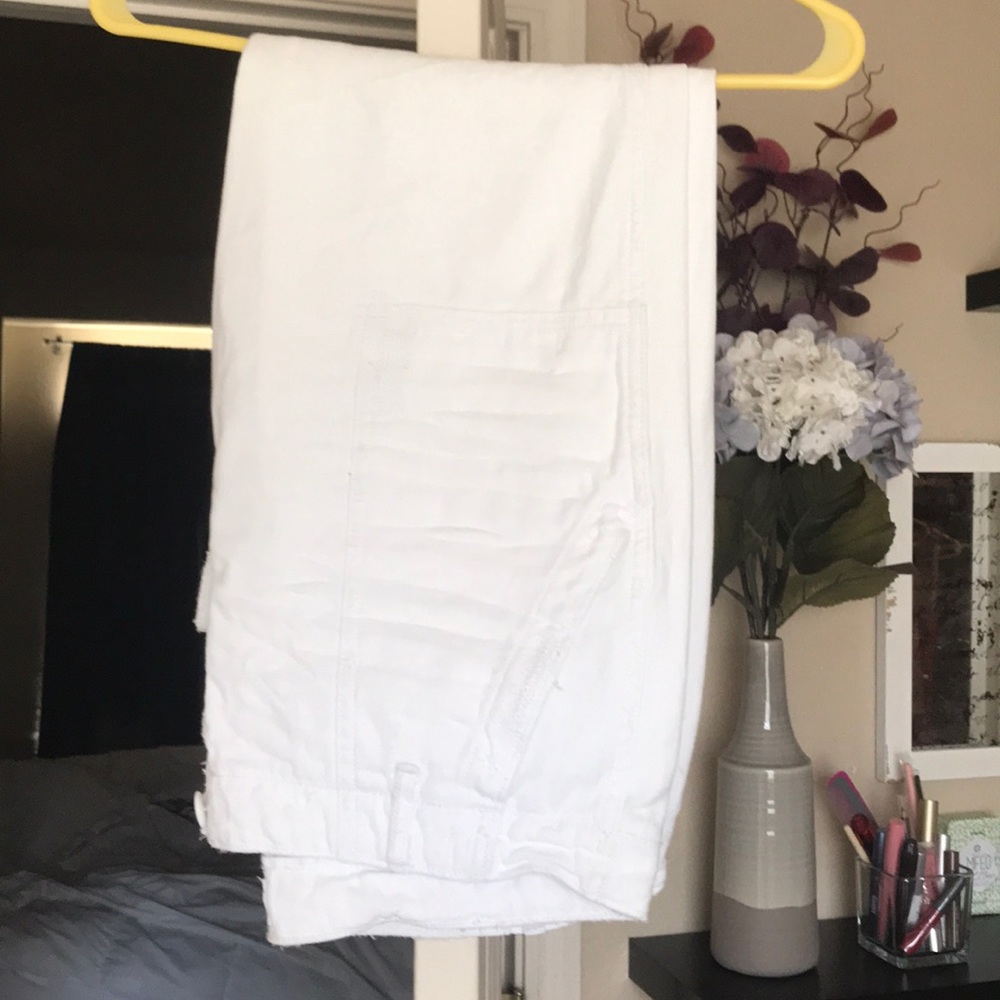 American Eagle white capris